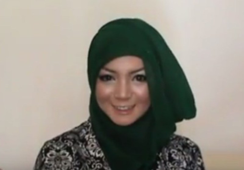 cara memakai jilbab atau hijab segi empat modern yang simple 2