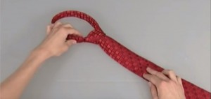 cara memasang dasi dalam waktu 10 detik 2