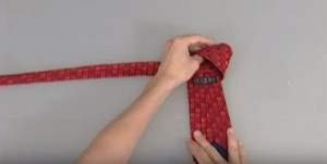 cara memasang dasi dalam waktu 10 detik