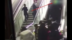 Gile bener eskalator di china berbalik arah jatuhin orang-orang