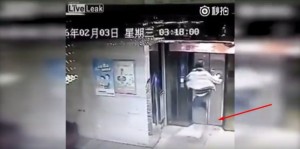 seorang berkebangsaan china tendang pintu lift sampe rusak, what's next