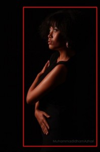 tips foto low key dengan talent black woman