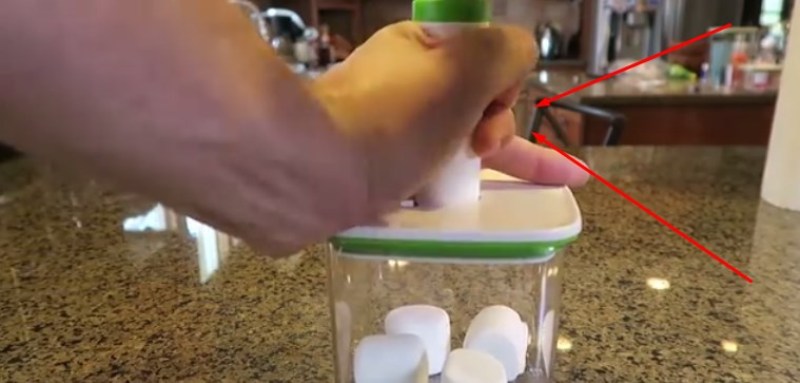 Apa yang terjadi ya kalo marshmallow dimasukin ke kotak hampa udara