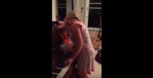 Hebaattt Gadis Ini Bisa Bermain Piano Sambil Tidur
