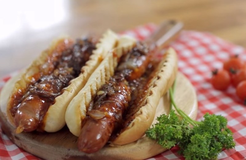 Resep BBQ Sausage Hot Dog With Caramelized Onion